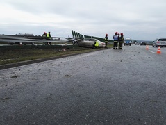 Mercedes wbił się w barierę. Dwie osoby ranne