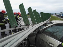 Mercedes wbił się w barierę. Dwie osoby ranne
