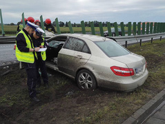 Mercedes wbił się w barierę. Dwie osoby ranne