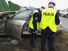 Mercedes wbił się w barierę. Dwie osoby ranne