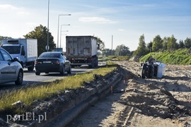 Dachował busem na siódemce