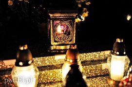 Licznie odwiedzamy groby bliskich