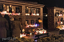 Licznie odwiedzamy groby bliskich