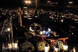 Licznie odwiedzamy groby bliskich