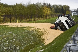 Ciężarówka w rowie, utrudnienia na obwodnicy