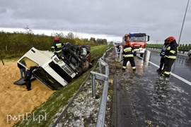Ciężarówka w rowie, utrudnienia na obwodnicy