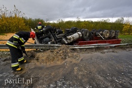 Ciężarówka w rowie, utrudnienia na obwodnicy