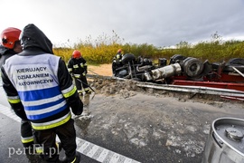 Ciężarówka w rowie, utrudnienia na obwodnicy