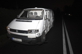 Wypadł z drogi i otarł się o dwa drzewa