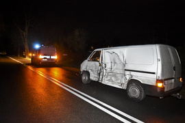 Wypadł z drogi i otarł się o dwa drzewa