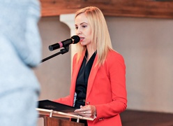 Im jest bliżej do innych ludzi