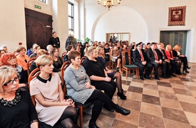 Im jest bliżej do innych ludzi