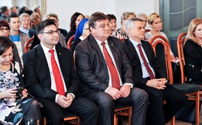 Im jest bliżej do innych ludzi