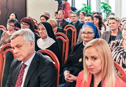 Im jest bliżej do innych ludzi