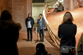 Człowiek człowiekowi...