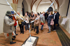 Człowiek człowiekowi...