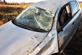 Wpadła w poślizg i dachowała w rowie