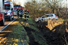 Wpadła w poślizg i dachowała w rowie