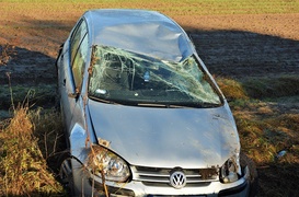 Wpadła w poślizg i dachowała w rowie