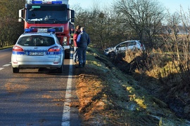 Wpadła w poślizg i dachowała w rowie