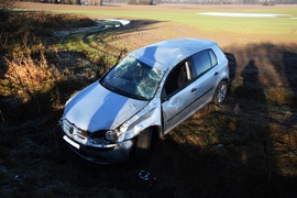 Wpadła w poślizg i dachowała w rowie