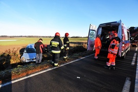 Wpadła w poślizg i dachowała w rowie