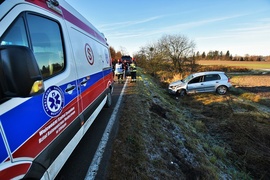 Wpadła w poślizg i dachowała w rowie