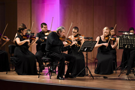 Z koncertów parkowych na salony