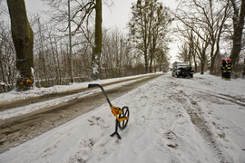 Wpadł w poślizg i uderzył w drzewo. Dwie osoby ranne