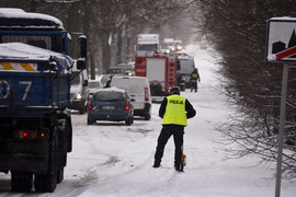 Wpadł w poślizg i uderzył w drzewo. Dwie osoby ranne