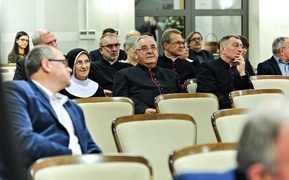 Patronem Elbląga święty, co rozdaje prezenty