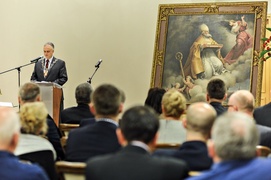 Patronem Elbląga święty, co rozdaje prezenty