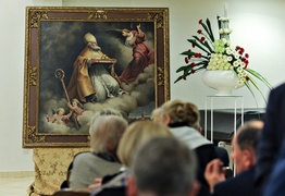 Patronem Elbląga święty, co rozdaje prezenty