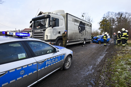 Uderzył w ciężarówkę, dwie osoby ranne