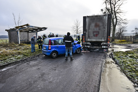Uderzył w ciężarówkę, dwie osoby ranne