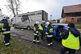 Uderzył w ciężarówkę, dwie osoby ranne