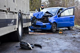 Uderzył w ciężarówkę, dwie osoby ranne