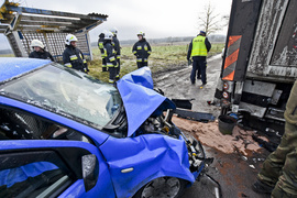 Uderzył w ciężarówkę, dwie osoby ranne