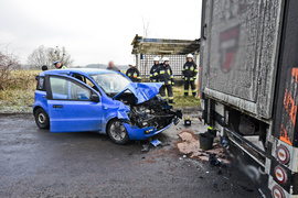 Uderzył w ciężarówkę, dwie osoby ranne