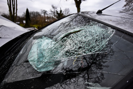 Chciał wyprzedzić, uderzył w drzewo