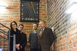 Znów odmierza czas na starówce