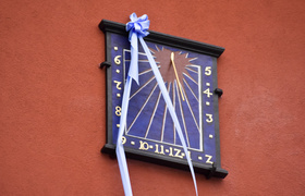 Znów odmierza czas na starówce