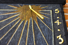 Znów odmierza czas na starówce