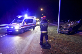 Wypadł z drogi i dachował