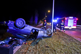 Wypadł z drogi i dachował