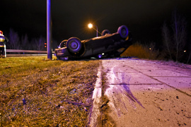 Wypadł z drogi i dachował