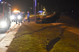Wypadł z drogi i dachował