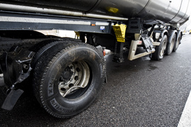 Zderzenie dwóch ciężarówek i osobówki