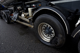 Zderzenie dwóch ciężarówek i osobówki Zderzenie dwóch ciężarówek i osobówki