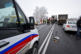Zderzenie dwóch ciężarówek i osobówki